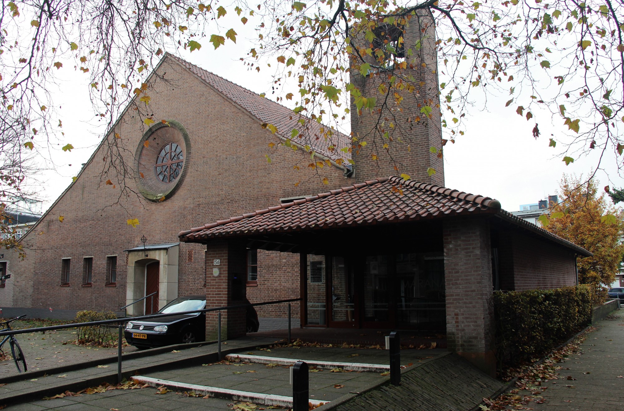 Vooraanzicht kerkgebouw vanaf de 2e Sweelinckstraat - foto Piet Vernimmen