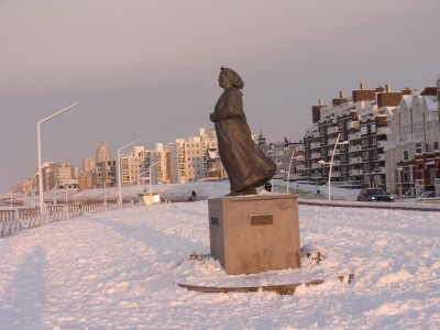 202201 De Scheveningse vissersvrouw (Gerard Bakker) op de boulevard in winterkleed.  Foto Jacob Bijl 