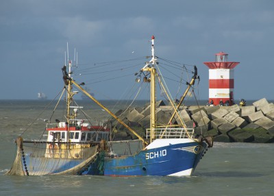 2010-10 vissersboot op weg naar de Scheveningse haven          Marlies Terstegge