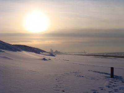 2101 Winters zonnig strandgezicht  -  Jacob Bijl 2101